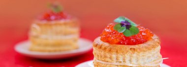 Tartlets plaka üzerinde kırmızı havyar ile.