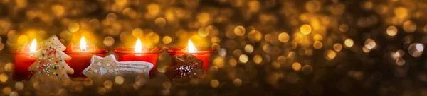 Cuatro velas rojas de Adviento con galleta de Navidad . — Foto de Stock