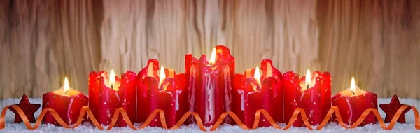 Sete velas vermelhas acesas para o Advento . — Fotografia de Stock