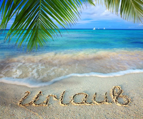 Conceito de férias escrito na areia . — Fotografia de Stock