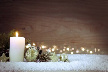 Altın christmas dekorasyon ve Advent mum.