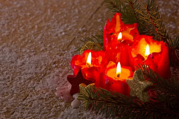 Cuatro velas rojas de adviento con decoración navideña . — Foto de Stock