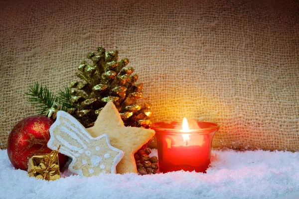 Έλευση κερί με χρυσό δέντρο ελάτου και χριστουγεννιάτικα μπισκότα. — Φωτογραφία Αρχείου