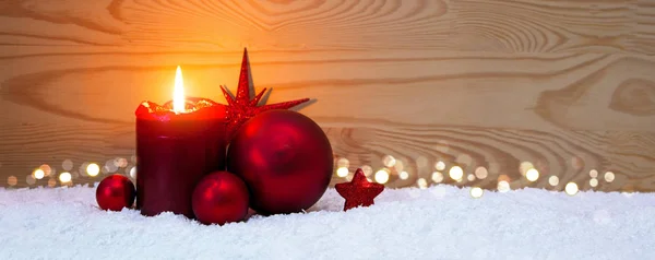 빨간 크리스마스 장식과 강림 절 촛불. — 스톡 사진