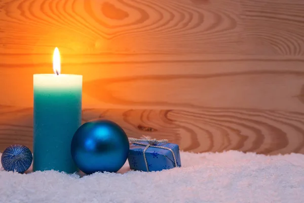Μπλε Χριστουγεννιάτικη διακόσμηση και έλευση κερί. Χριστουγεννιάτικη κάρτα. — Φωτογραφία Αρχείου
