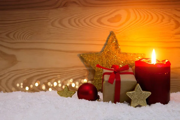 Caja de regalo de Navidad y vela roja de Adviento . — Foto de Stock