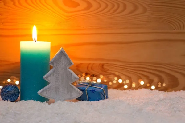 Decoración azul de Navidad y vela de Adviento. Tarjeta de Navidad . — Foto de Stock