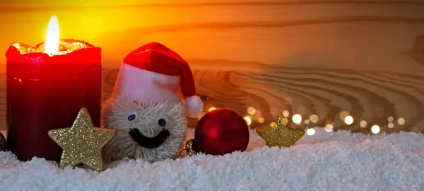 Vela de advento e boneco de neve com decorações de Natal isolado . — Fotografia de Stock