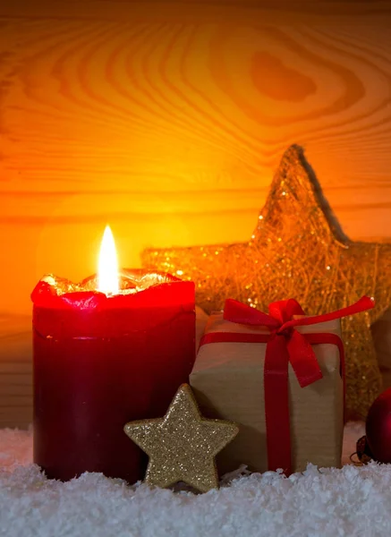 Caixa de presente de Natal e vela vermelha do Advento. Cartão de Natal . — Fotografia de Stock