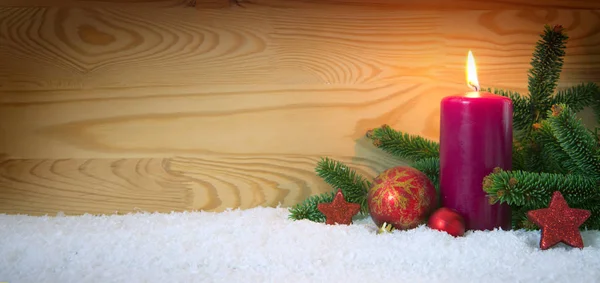 Natal decoração vermelha e vela do Advento . — Fotografia de Stock