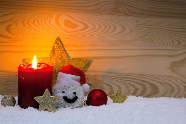 Advent mum ve kardan adam ile izole Noel süsleri. — Stok fotoğraf
