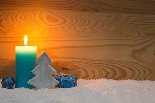 Μπλε Χριστουγεννιάτικη διακόσμηση και έλευση κερί. Χριστουγεννιάτικη κάρτα. — Φωτογραφία Αρχείου