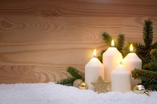 Čtyři hořící adventní svíčky. — Stock fotografie