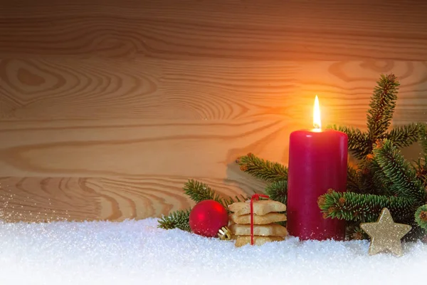 Biscoitos de Natal e vela vermelha do Advento. Cartão de Natal . — Fotografia de Stock