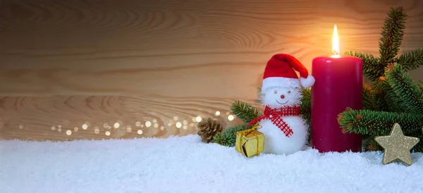 Boneco de neve de Natal e vela do Advento. Fundo de Natal . — Fotografia de Stock