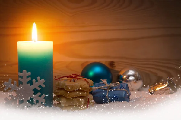 Biscuits de Noël et bougie bleue de l'Avent . — Photo