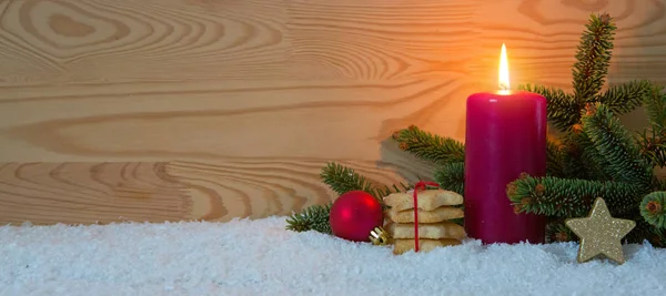 Vánoční cukroví a červený adventní svíčku. Vánoční pozadí. — Stock fotografie