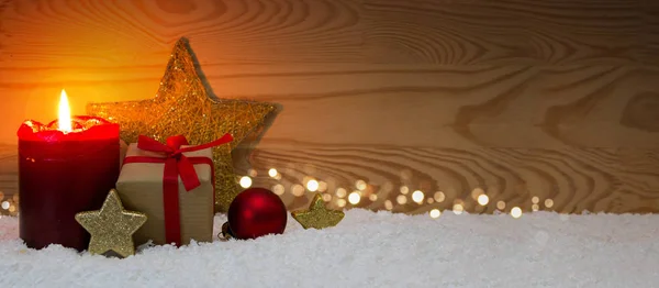 De doos van de gift van Kerstmis en rode komst kaars. — Stockfoto