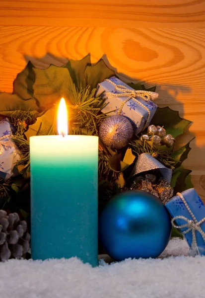 Weihnachtsblaue Dekoration und Adventskerzen. Weihnachtskarte. — Stockfoto
