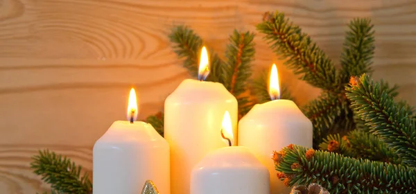 Рождественское украшение и четыре горящих свечи Адвента . — стоковое фото