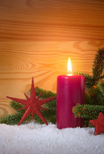 Χριστουγεννιάτικη κόκκινη διακόσμηση και κερί Advent. Χριστουγεννιάτικη κάρτα. — Φωτογραφία Αρχείου