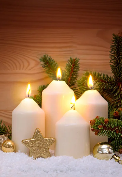 Четыре горящих свечи Адвента и белый снег . — стоковое фото