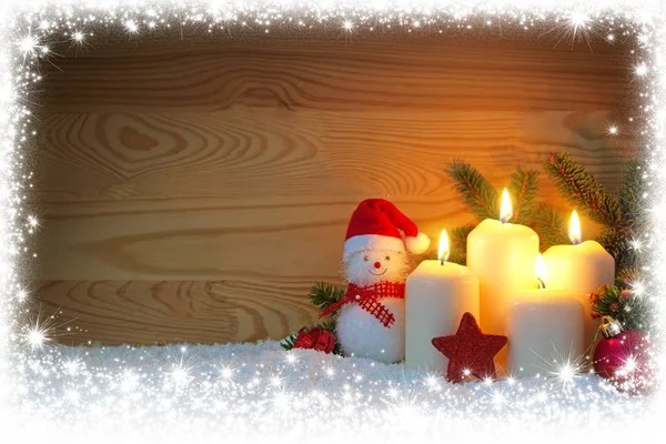 Čtyři bílé svíce Adventní a sněhulák . — Stock fotografie