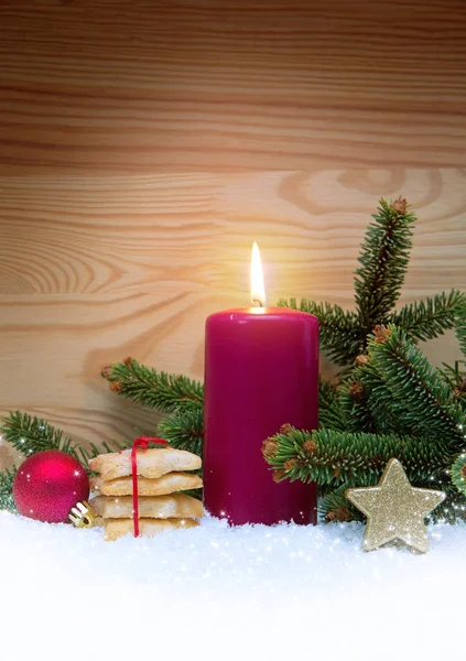 Biscoitos de Natal e vela vermelha do Advento. Fundo de Natal . — Fotografia de Stock