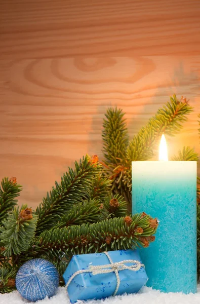 Vela de Adviento y decoración azul. Fondo de Navidad . — Foto de Stock