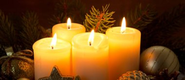 Dört yanan advent mumlar ve Noel dekorasyon.