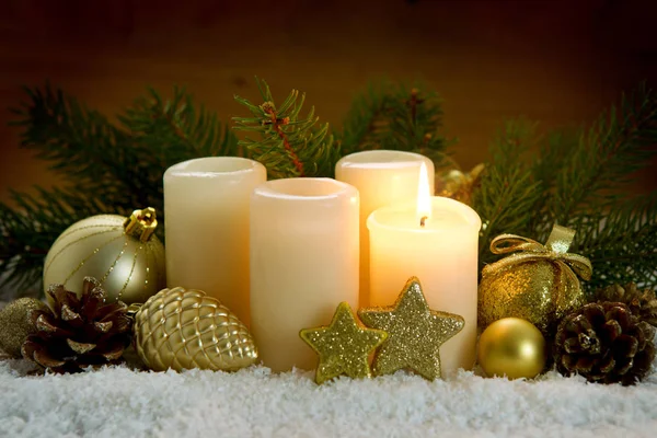 První adventní svíčka a vánoční dekorace. — Stock fotografie