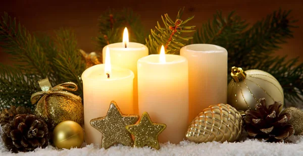 Tres velas de adviento ardientes y decoración navideña . — Foto de Stock