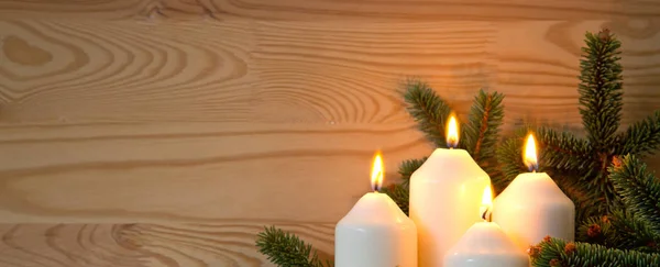 Vánoční dekorace a čtyři hořící adventní svíčky. — Stock fotografie
