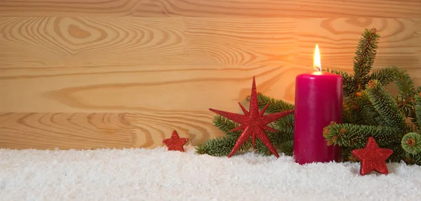Vánoční červená dekorace a adventní svíčka. Vánoční přání. — Stock fotografie