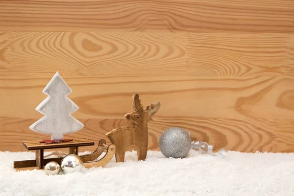 Ahşap geyik ve köknar ağacı kızak üzerinde Noel arka plan. — Stok fotoğraf