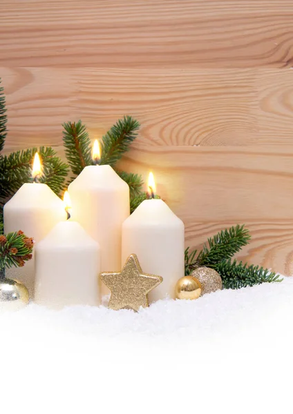 Čtyři hořící adventní svíčky a bílý sníh. — Stock fotografie