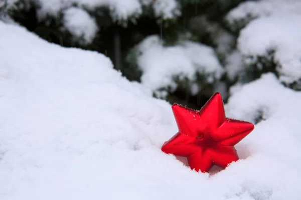 Red christmas star over snow. — Stock Photo, Image
