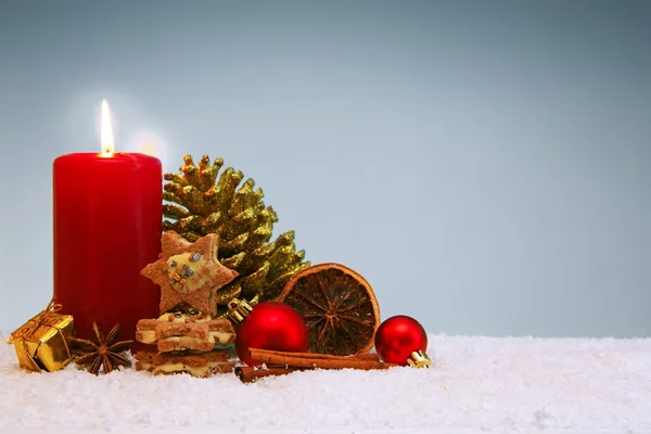 Χριστουγεννιάτικα μπισκότα και κερί κόκκινο έλευση απομονώνονται σε γκρι. — Φωτογραφία Αρχείου