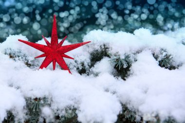 Kar üzerinde kırmızı Noel yıldızı.