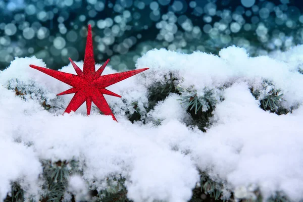 Stella rossa di Natale sulla neve . — Foto Stock