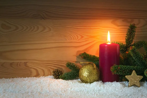 Χριστουγεννιάτικη διακόσμηση και κόκκινο κερί έλευση. Χριστουγεννιάτικη κάρτα. — Φωτογραφία Αρχείου