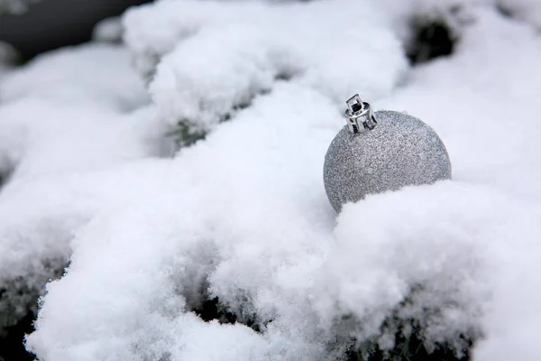 Weihnachten Hintergrund mit weißem Schnee und silberner Kugel . — Stockfoto