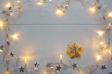 Noel kurabiyesi ve izole garland.