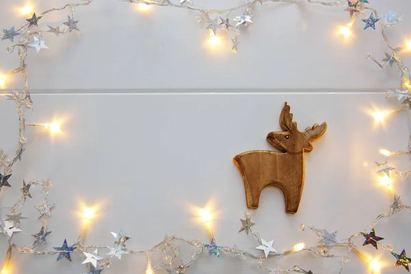 Cervos de madeira de Natal com guirlanda isolada . — Fotografia de Stock