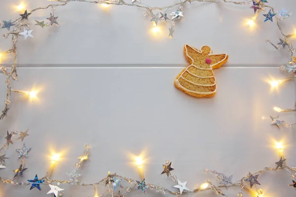 Άγγελος μπισκότο Χριστουγέννων και γιρλάντα απομονωμένες. — Φωτογραφία Αρχείου