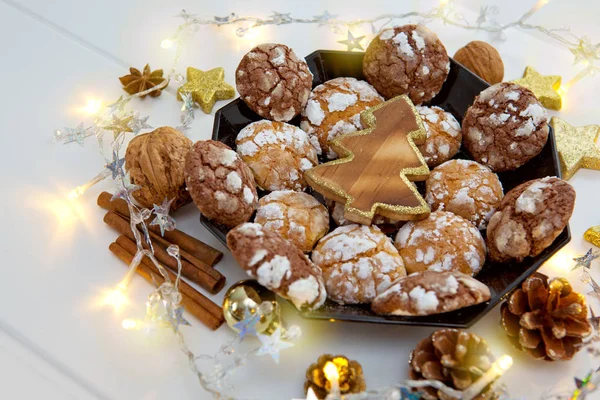 Chokolade Jul Cookies med dekoration og grantræ isoleret . - Stock-foto