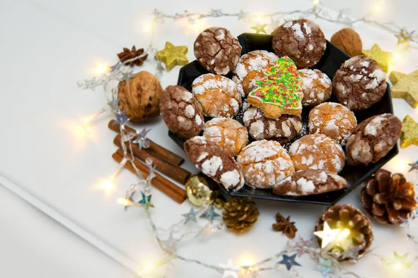 Czekoladowe ciasteczka świąteczne z dekoracji i jodły na białym tle. — Zdjęcie stockowe