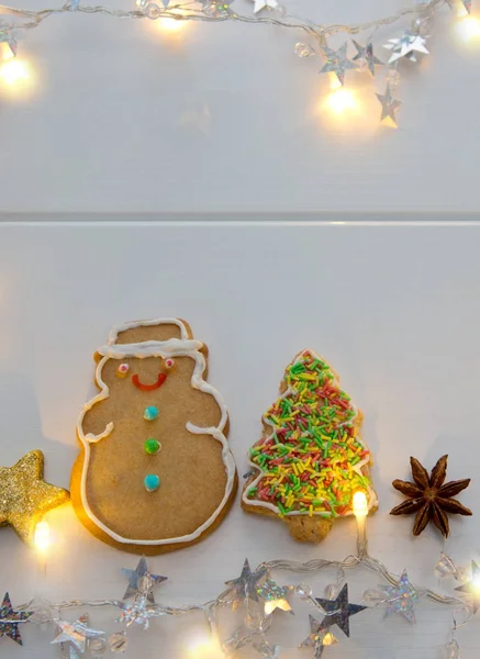 Tannenbaum-Plätzchen und Schneemann mit Girlanden isoliert. — Stockfoto