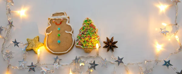 クリスマスのモミの木クッキーと分離されたガーランドと雪だるま. — ストック写真