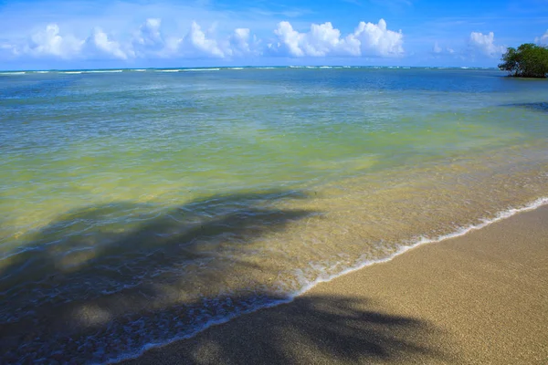 Тропическое море и голубое небо . — стоковое фото